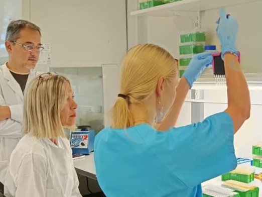 Alexandra Hospital and CELVIA researchers working together in the lab